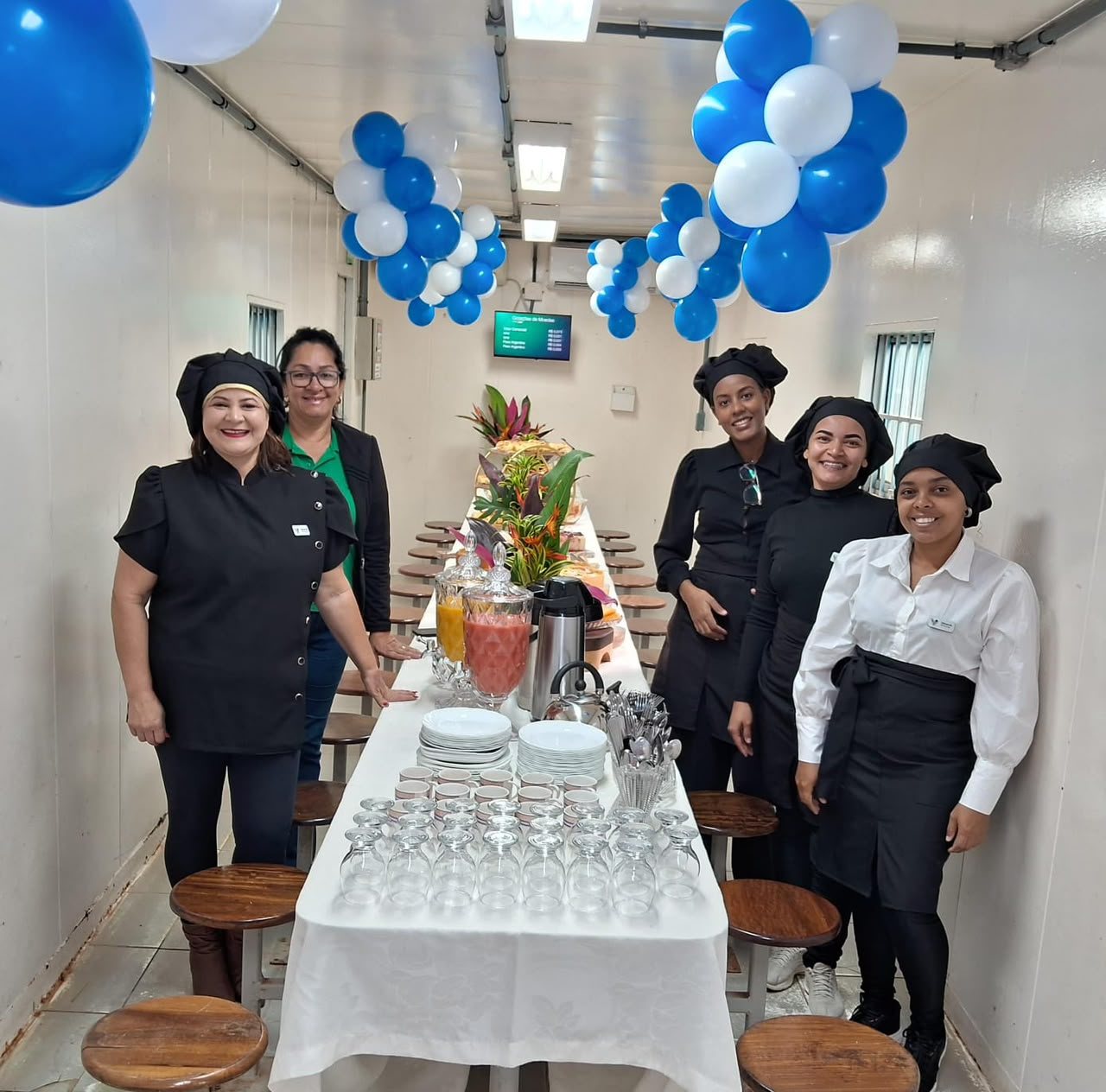 Equipe Valverde com mesa de café da manhã montada em evento