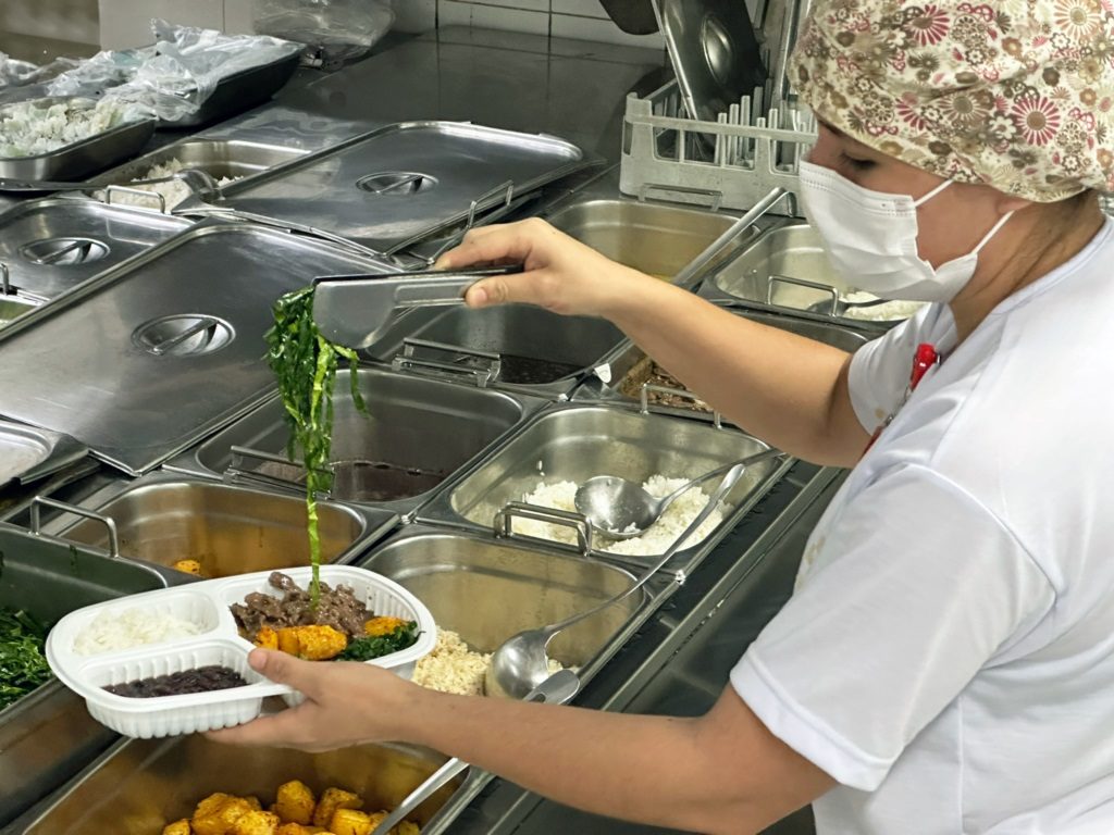 Montagem de marmitex com arroz, feijão e acompanhamentos