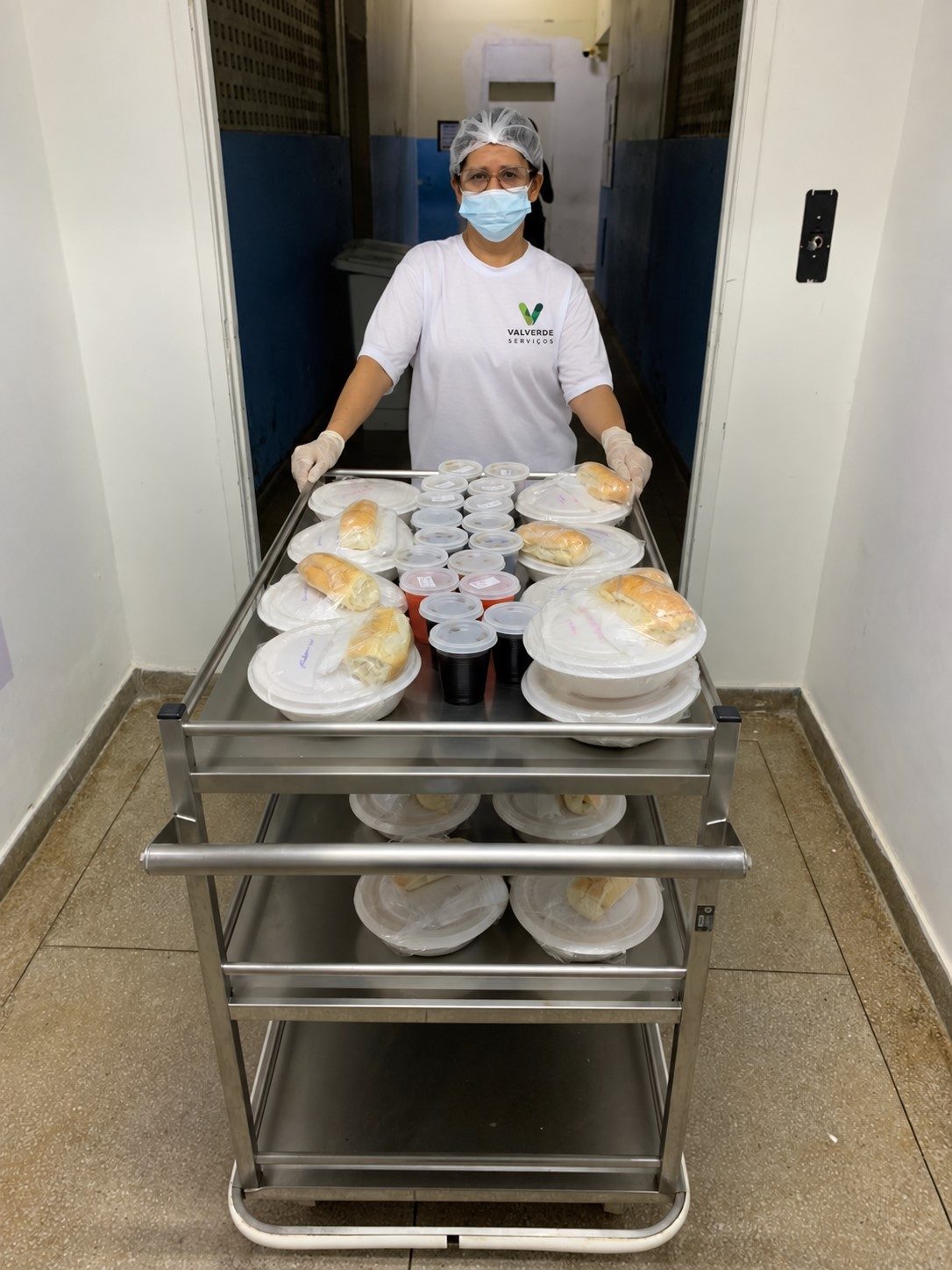 Carrinho com kits de lanche prontos para entrega